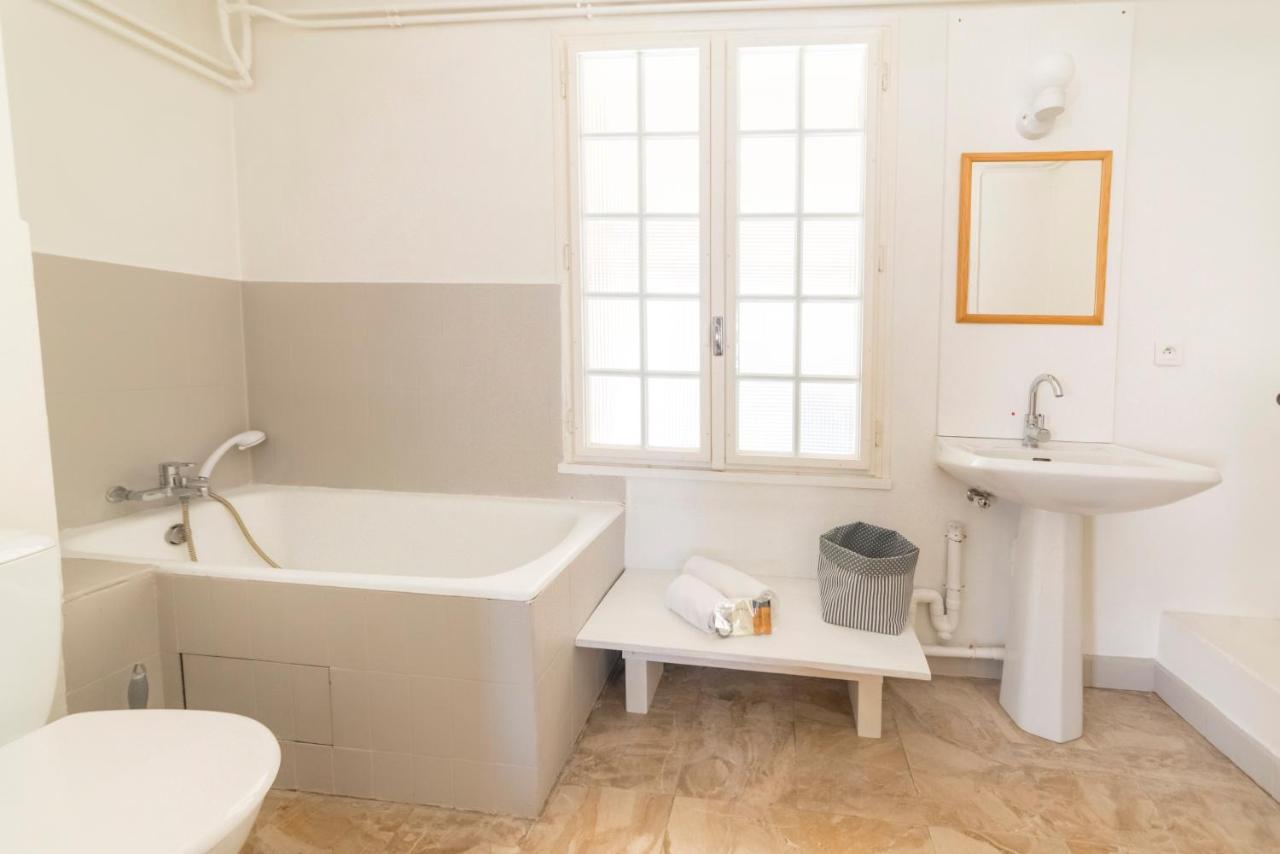 Appartement De Charme - Vue Sur Remparts - Wifi Gratuit - Parking Payant A Proximite Avignon Exteriör bild